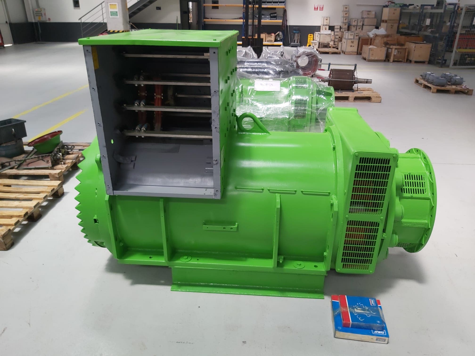 The connection compartment of a green alternator
