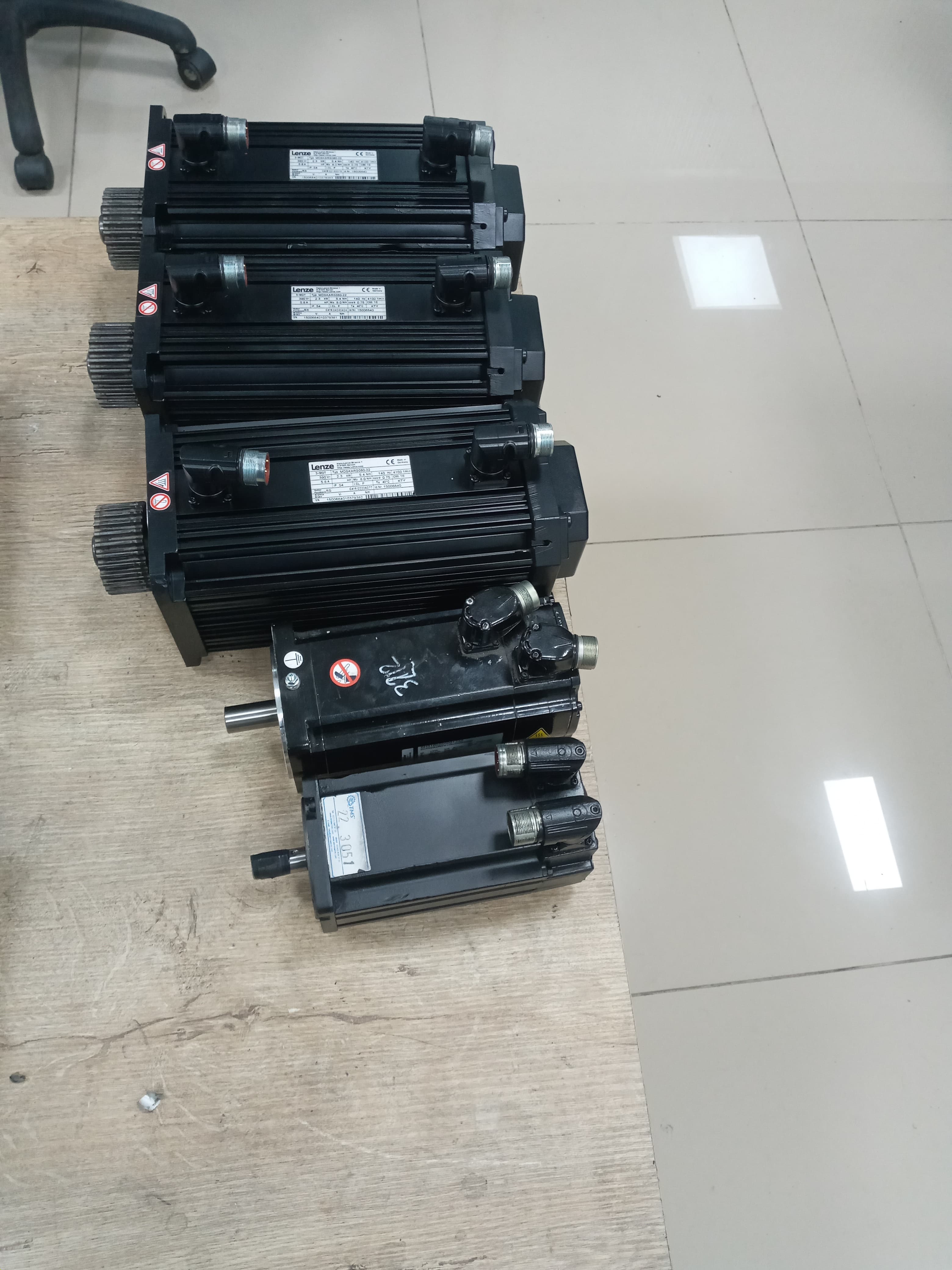 Servo motors stacked together