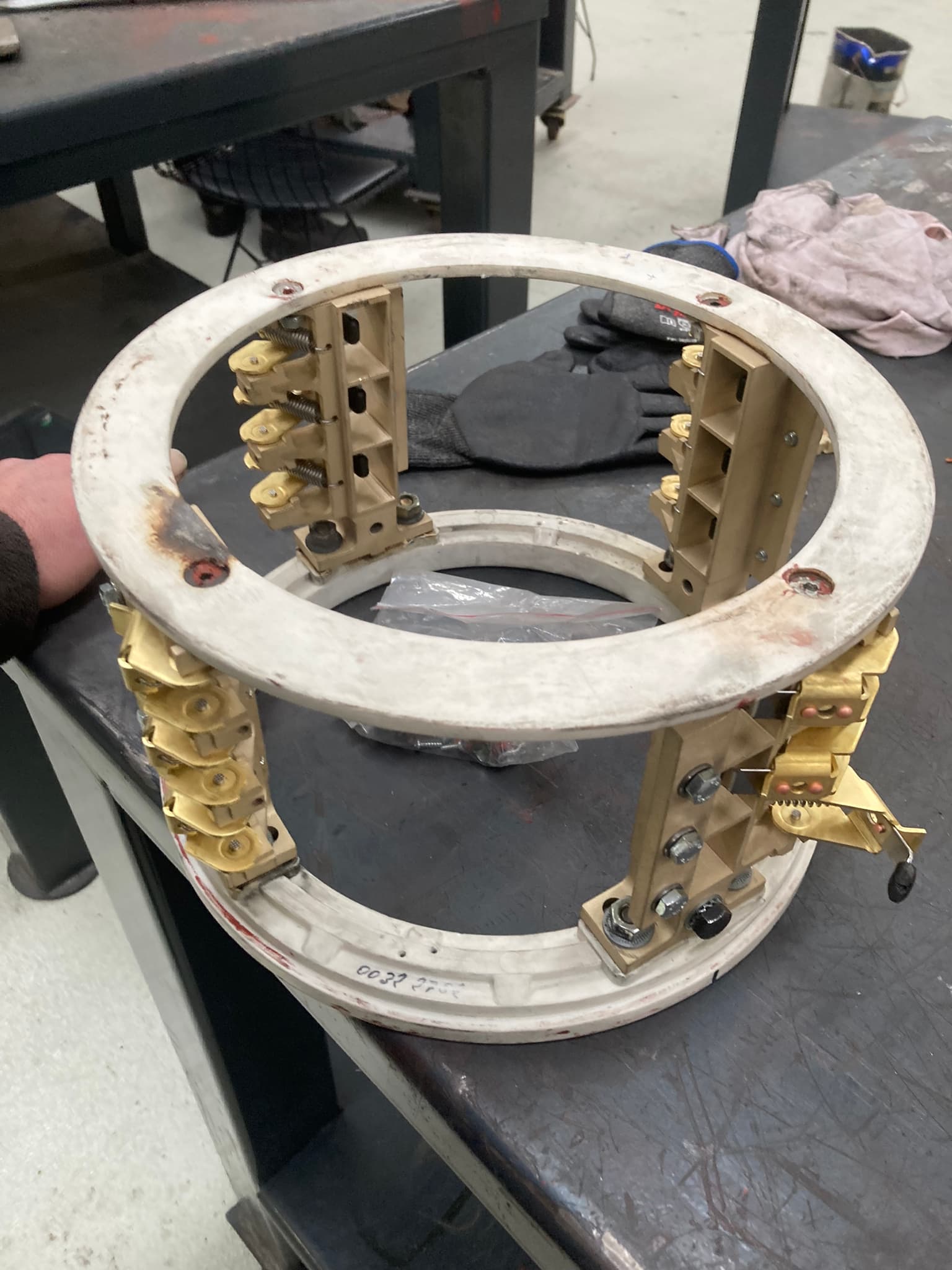 A brush holder ring