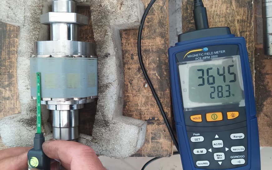 Measuring a rotor with a magnetic field meter