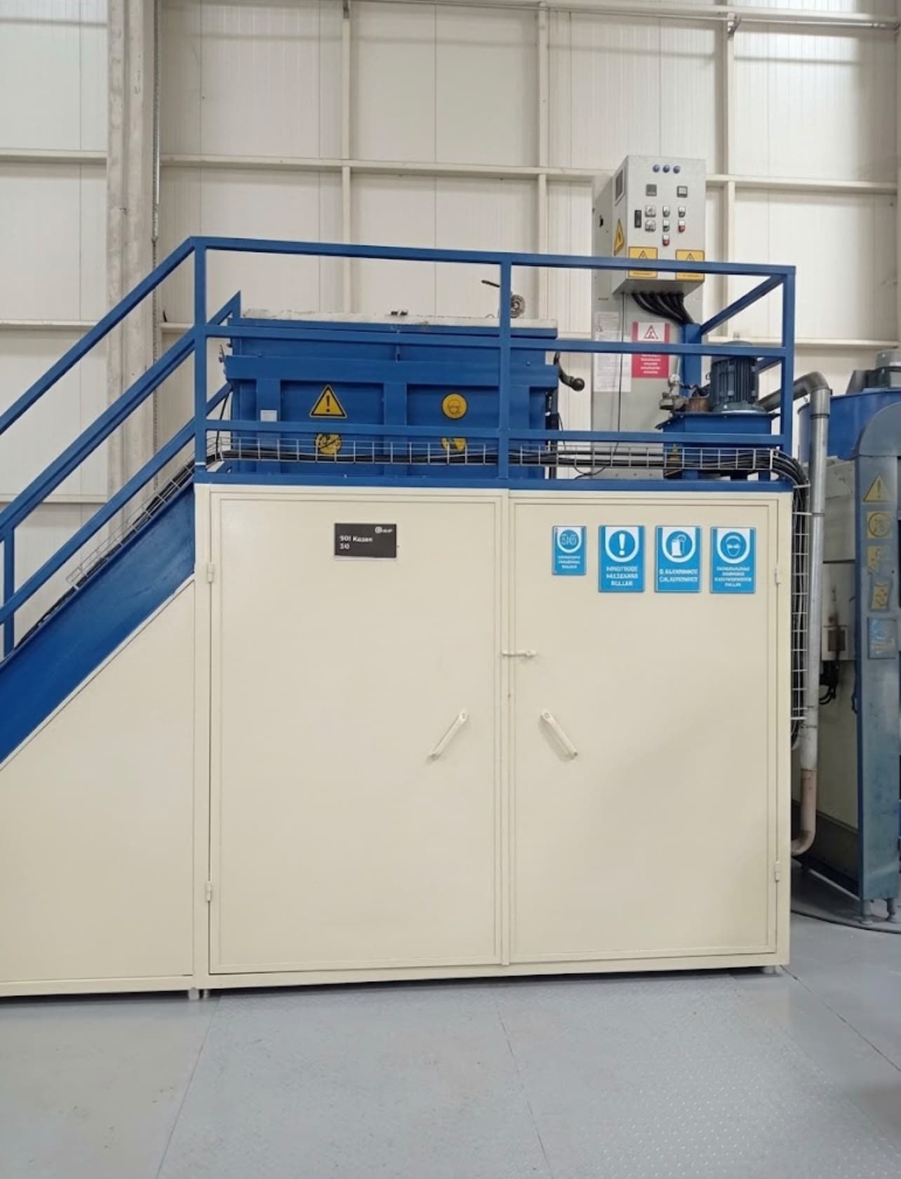 Test and control platform with stairs