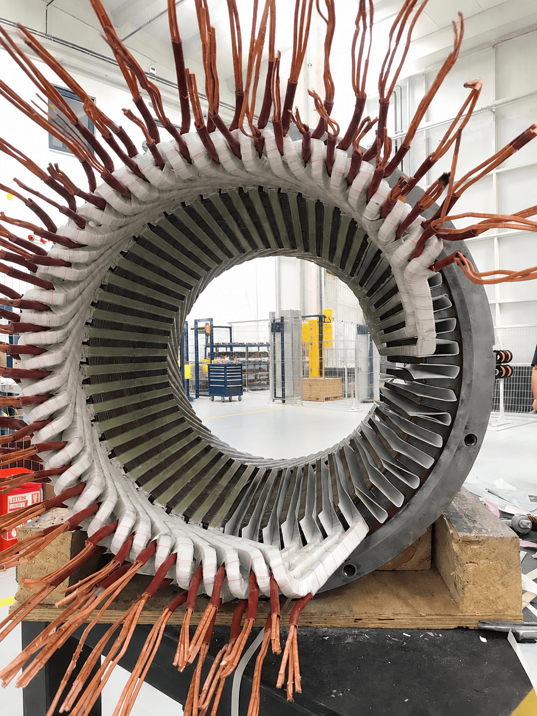 Bakır uçları dışarıda kalan yeniden sarılmış stator