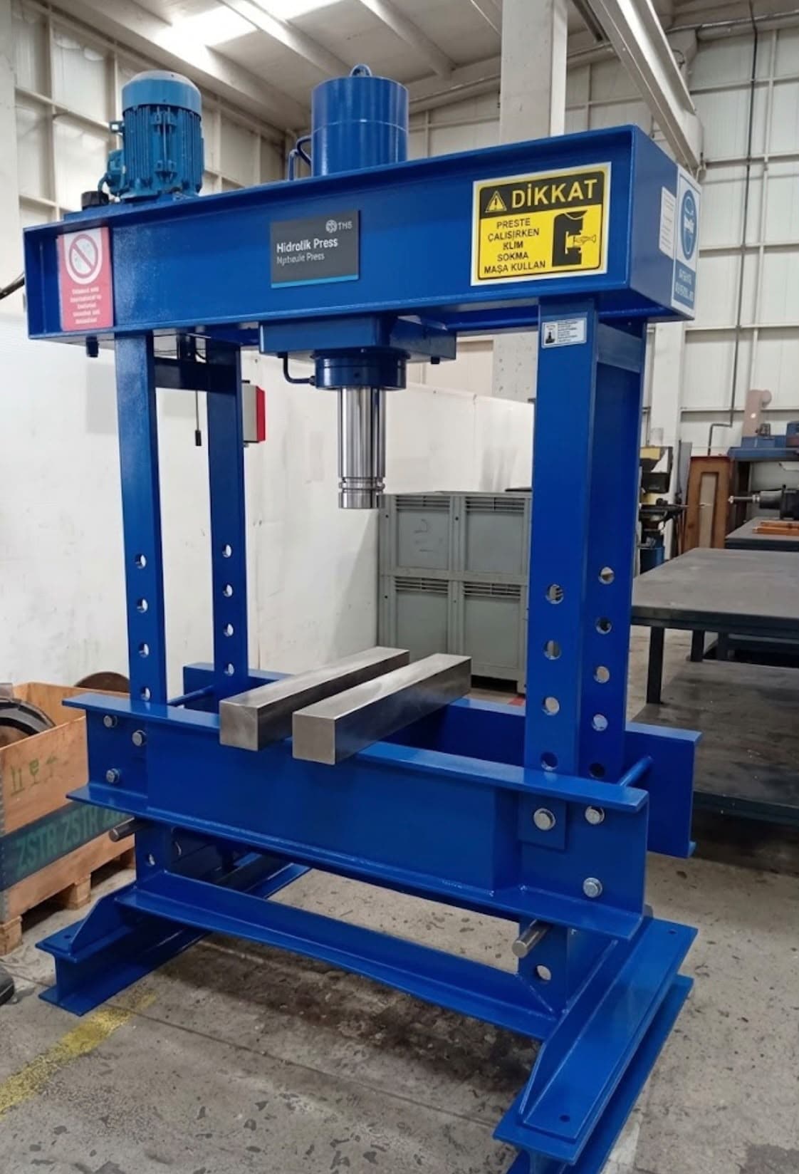 Blue hydraulic press in the workshop