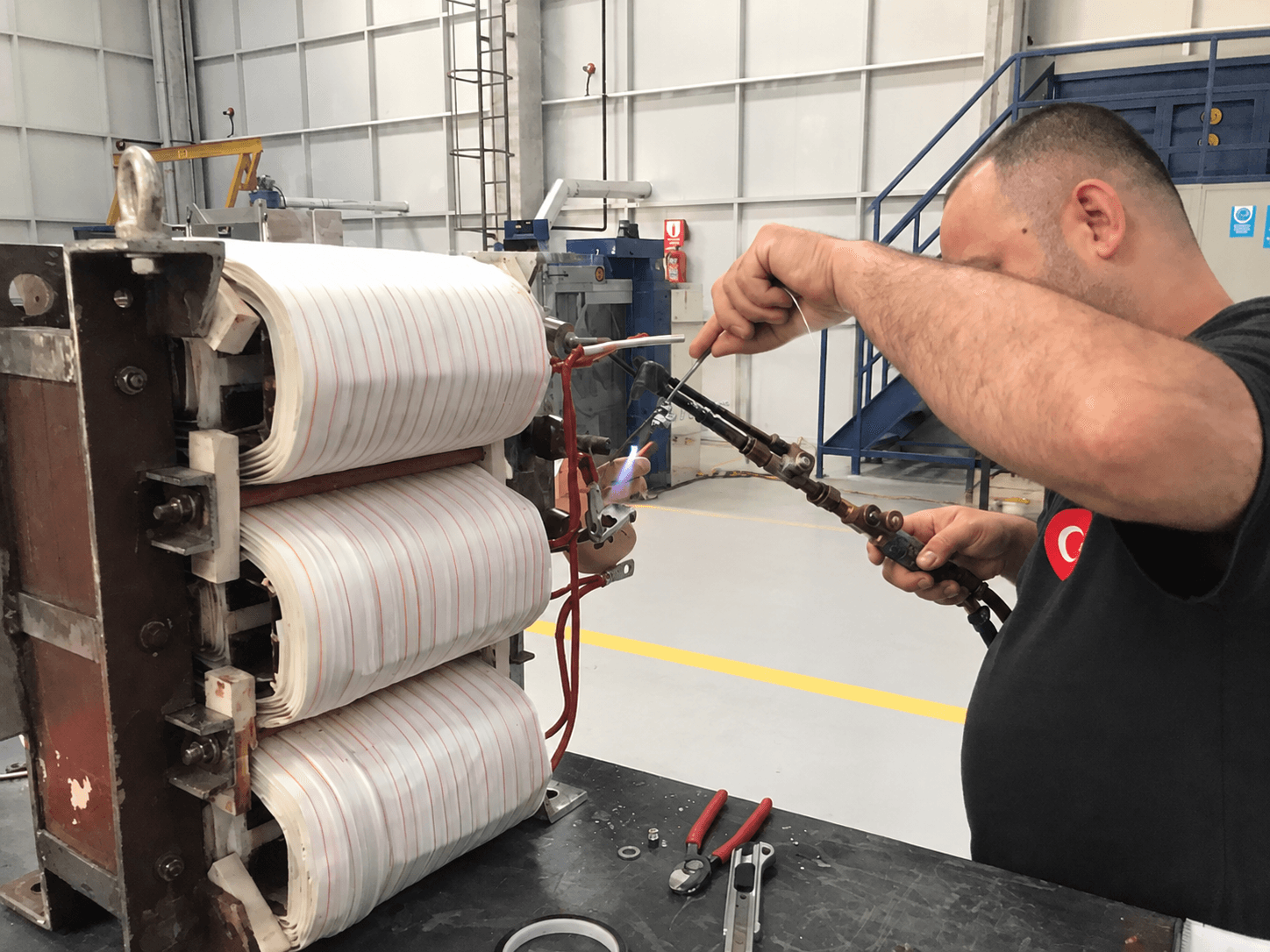 Bobin bağlantıları üzerinde çalışan teknisyen