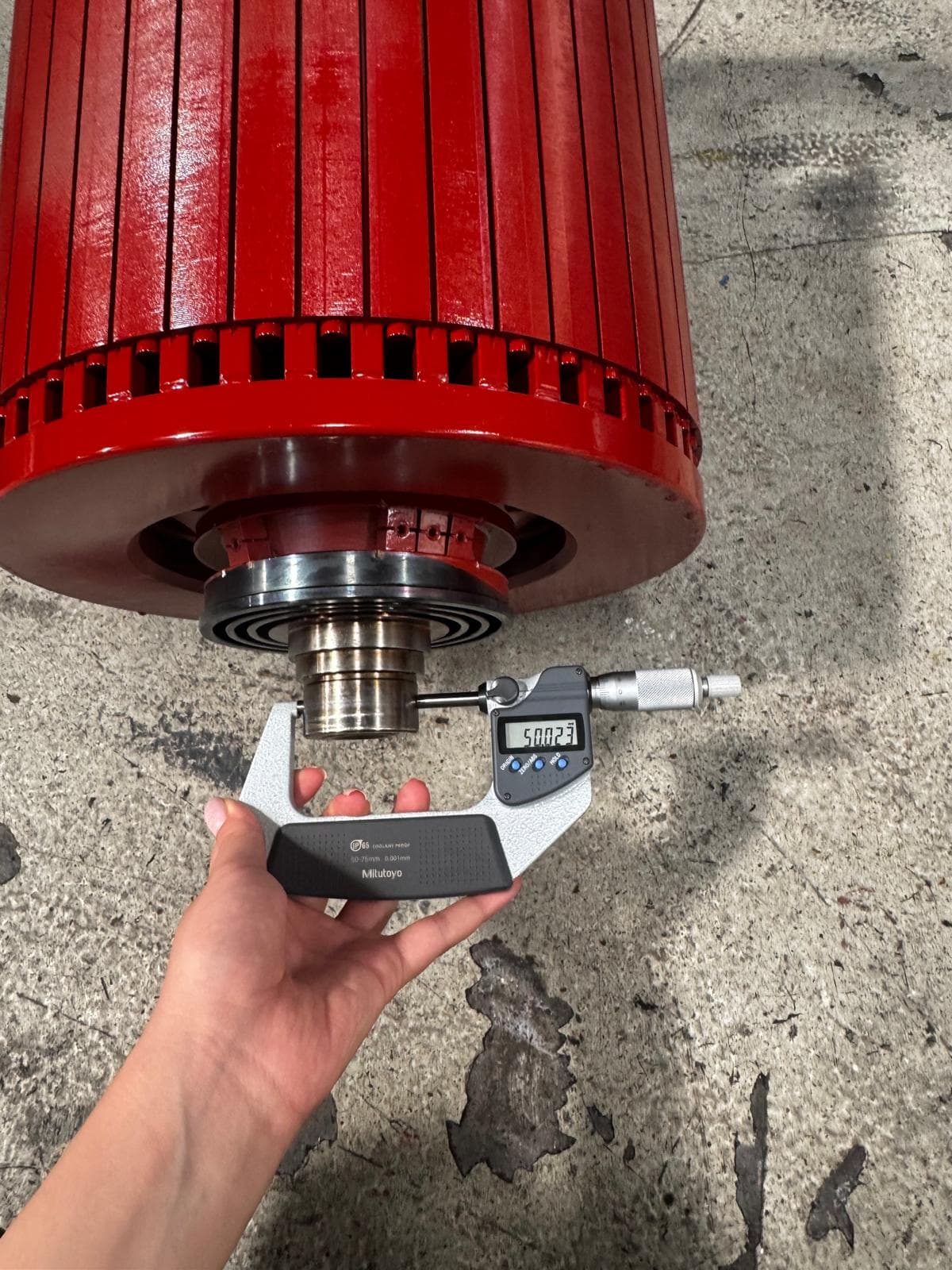 Measuring a rotor shaft with a digital micrometer