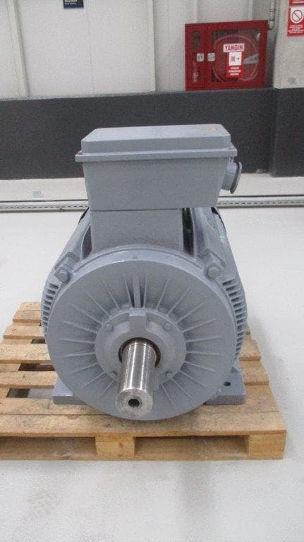 A small grey motor on a pallet